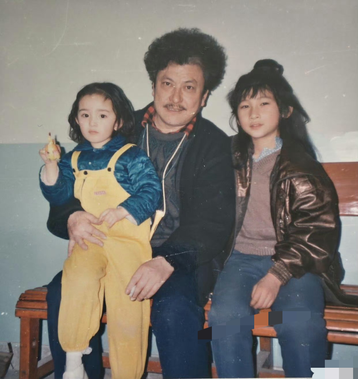 翻到这张网友晒的三十多年前的旧合影，杨幂小时候完全就是从童话书里走出来的洋娃娃啊。
扎着蓬松的小卷发，圆溜溜的大眼睛亮得像浸了光，脸蛋白嫩得能掐出汁，连身上的小裙子都精致得像定制的演出服。算下来那时候她也就四五岁，眉眼和现在几乎没差，完全是从小美到大的范本。
网友攥着这张压箱底的老照片忍了三十多年才
