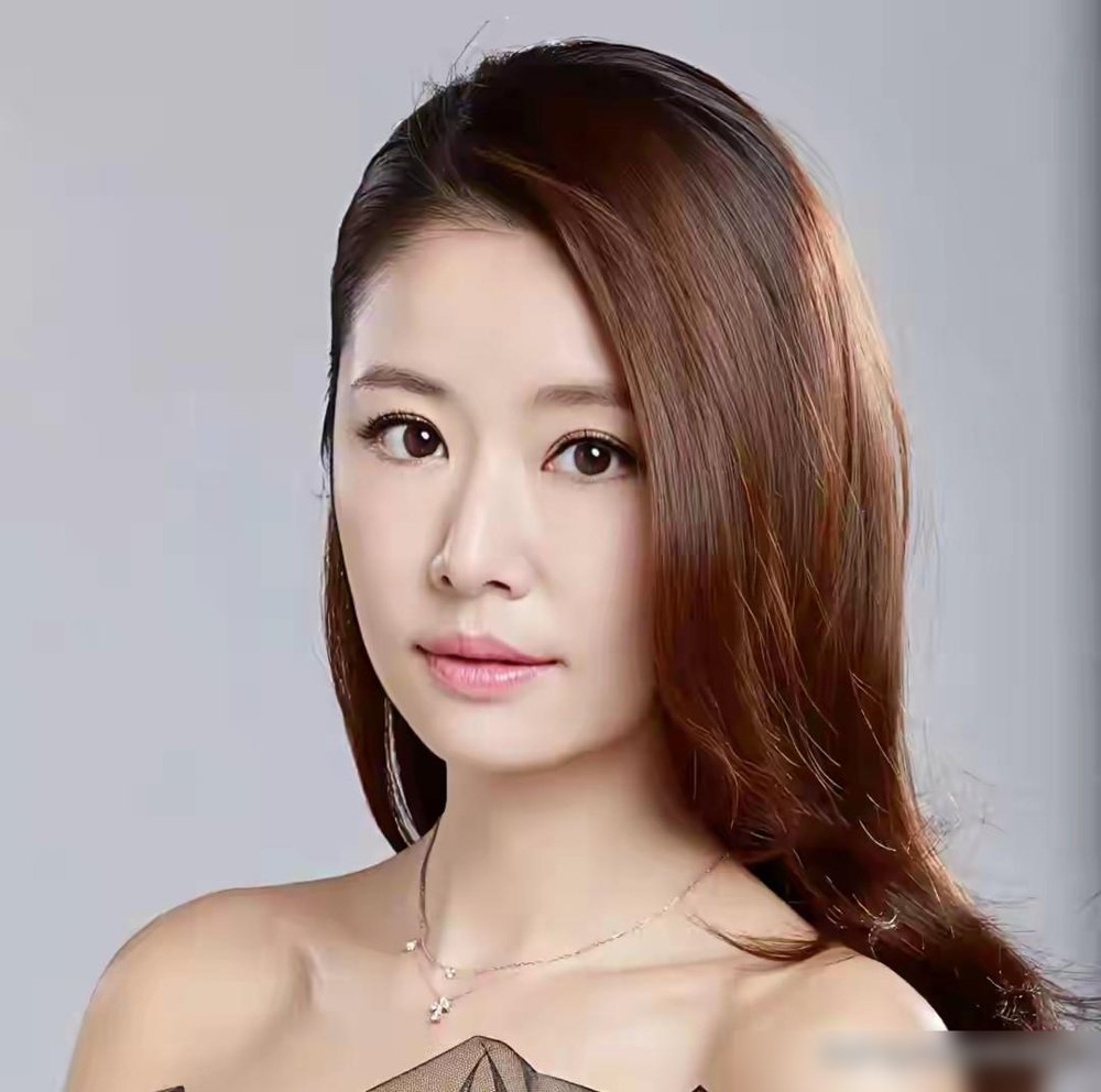 50岁的林心如，体脂22%，晒出和霍建华的夕阳剪影，配文就一个“10”。
没有婚礼回放，没有九宫格精修。一张剪影，一个数字，把十年的婚变传闻全按回去了。
再看她米兰那组照片，旁边站着舒淇、任达华，还有75岁的林妈妈。母女俩同款酒窝，评论区直接炸了。别人晒包晒表，她晒的是“我五十岁还跟妈像姐妹”。