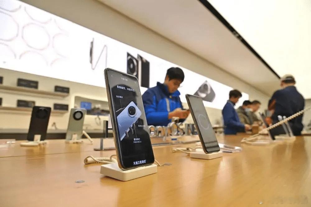 AI 抢占存储产能手机遇冷，《遗忘之海》配套服务成赛道标杆
AI 抢占存储产能，全球手机市场遇冷！Q3 出货创 14 年同期谷底，整机均价抬升两成

调研机构 Counterpoint 发布最新季度报告，受存储芯片供给紧张冲击，2026 年第三季度全球智能手机大盘大幅收缩，行业迎来多年来最严峻考验，各大品牌的市场 ​