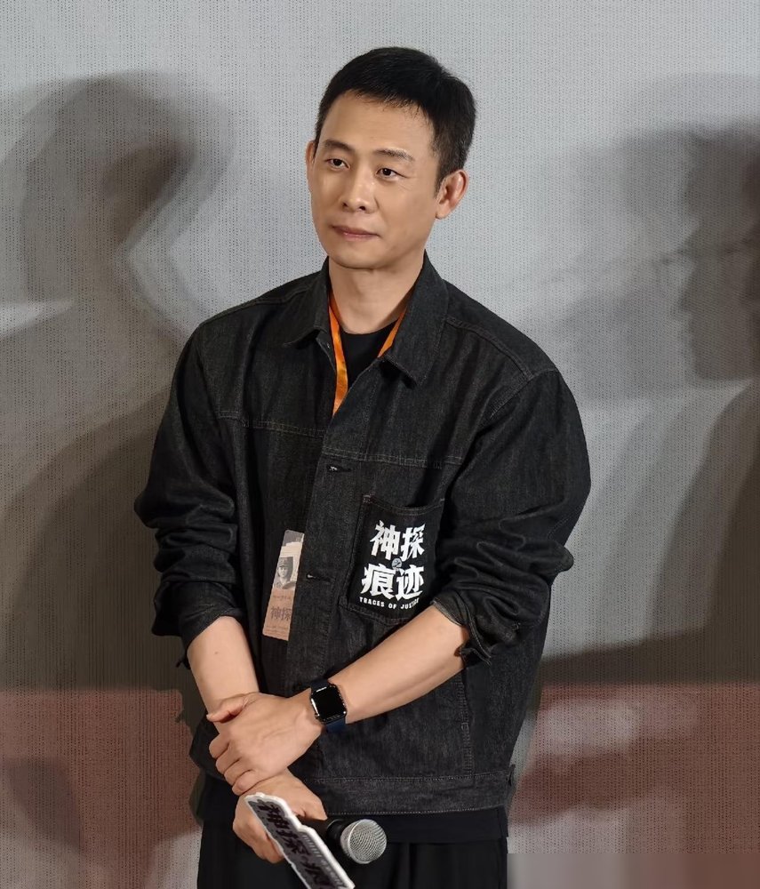 张译又被骂“演啥都一样”，结果国庆档直接甩出一张王炸。
《神探之痕迹》上映，他演崔道植，从青年一路演到老年。全程没有大动作，就靠眼神和手指头演戏。看弹痕，比对，下结论。一场戏能憋得人喘不过气。
有人说他只会演“受苦的好人”。可安欣的轴，程兵的忍，何立的阴，陈江河的活泛，哪个是一张脸？这回更狠，原