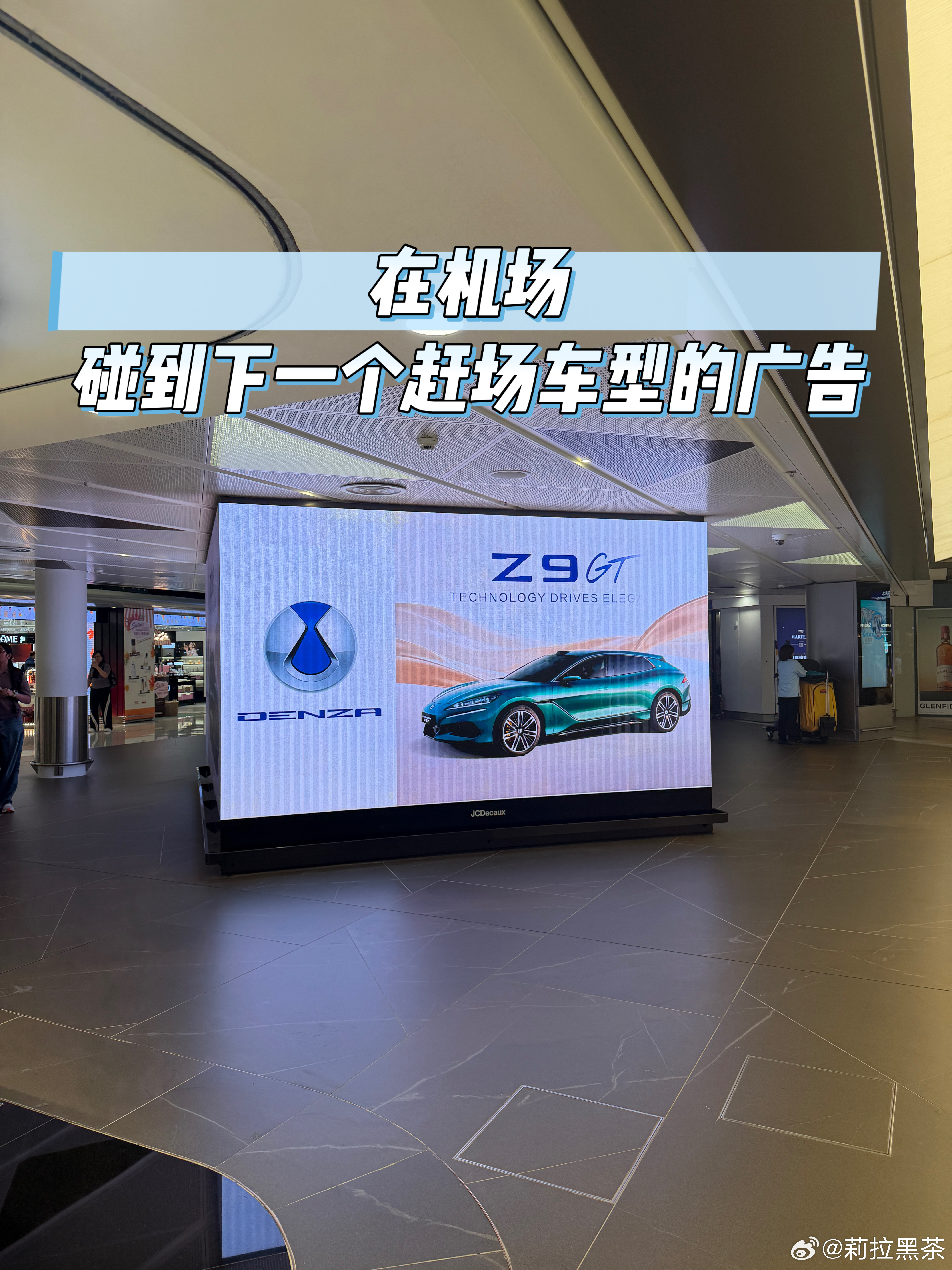 虽然平时也会有这样的情况，但是今天发生得格外密集～在香港机场安检的四个工作人员，没一个跟我说中文的都是英语，到别人那就切换回普通话…接下来是两个伴手礼的店，还有三个餐厅，一个询问座位的路人，一到我这就切成英文…嗯，顶着一张“歪果仁”脸总被误认，却有着一口稀碎英文… 香港·香港国际机场