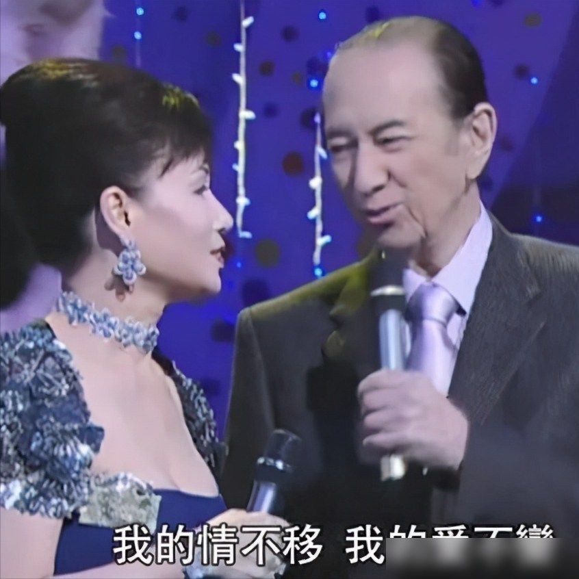 赌王三太陈婉珍当年也是靠安眠药才能把日子熬过去的。何超莲在访谈里透了底，说她妈常年失眠，情绪压着，根本不是外人看着那么体面。
可就是这么一个在豪门里喘不过气的人，老了反倒活明白了。现在养猫，不催婚，也不逼子女联姻。何超莲直接搬她妈原话：刻意找同阶层的，俩人都被捧着长大，谁迁就谁？
所以她看上窦骁