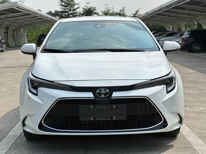 10万预算第一台车：新秦PLUS还是二手雷凌？
10万预算年轻人第一台车，评论区天天为“新电还是旧油”吵翻天。今天我直接把两台最常被拿来比的车摆出来——一台是新车比亚迪秦PLUS DM-i，一台是二手丰田雷凌，到底怎么选，关键不看车，看你家有没有充电条件。
先把二手雷凌这本账算透。这台车在二手市场是
