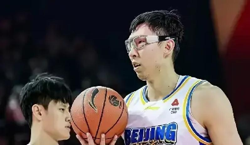 真要给现在的中国男篮拉一套推倒重来的首发，最大的死穴其实根本不是后卫，而是内线能不能兜得住底。
五号位放周琦，四号位立胡金秋，说白了依然是明牌。只要周琦腰伤不闹腾，他在篮下的防守半径和威慑力，国内确实挑不出第二个人能平替。
胡金秋更不用说，吃饼、拼前场篮板、二次进攻，稳定性常年在线，属于扔到任何