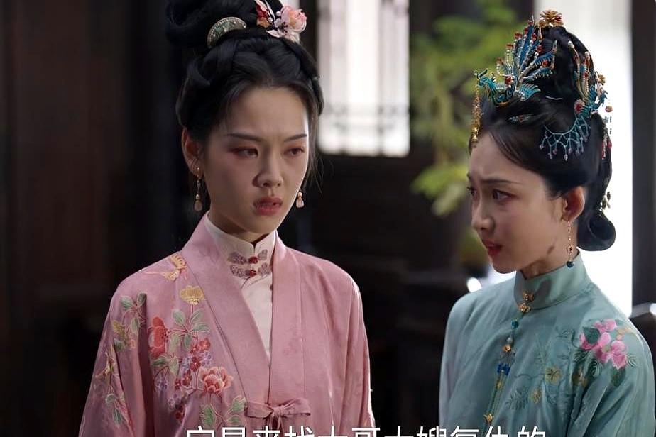 《兰香如故》44集预告直接把人看懵了，当年传闻病死在流放路上的杜翠雀，居然李代桃僵成了土匪头子的女人，杀回金陵第一刀就割了袁绍辉的喉咙
 

本以为她冒险潜回城是冲着林家兄妹寻仇，谁知最先遭殃的却是袁绍辉。这女人心狠手辣，指使土匪在军营水里下毒，趁着士兵大批倒下、49岁的袁绍辉体力不支，当场一刀封喉