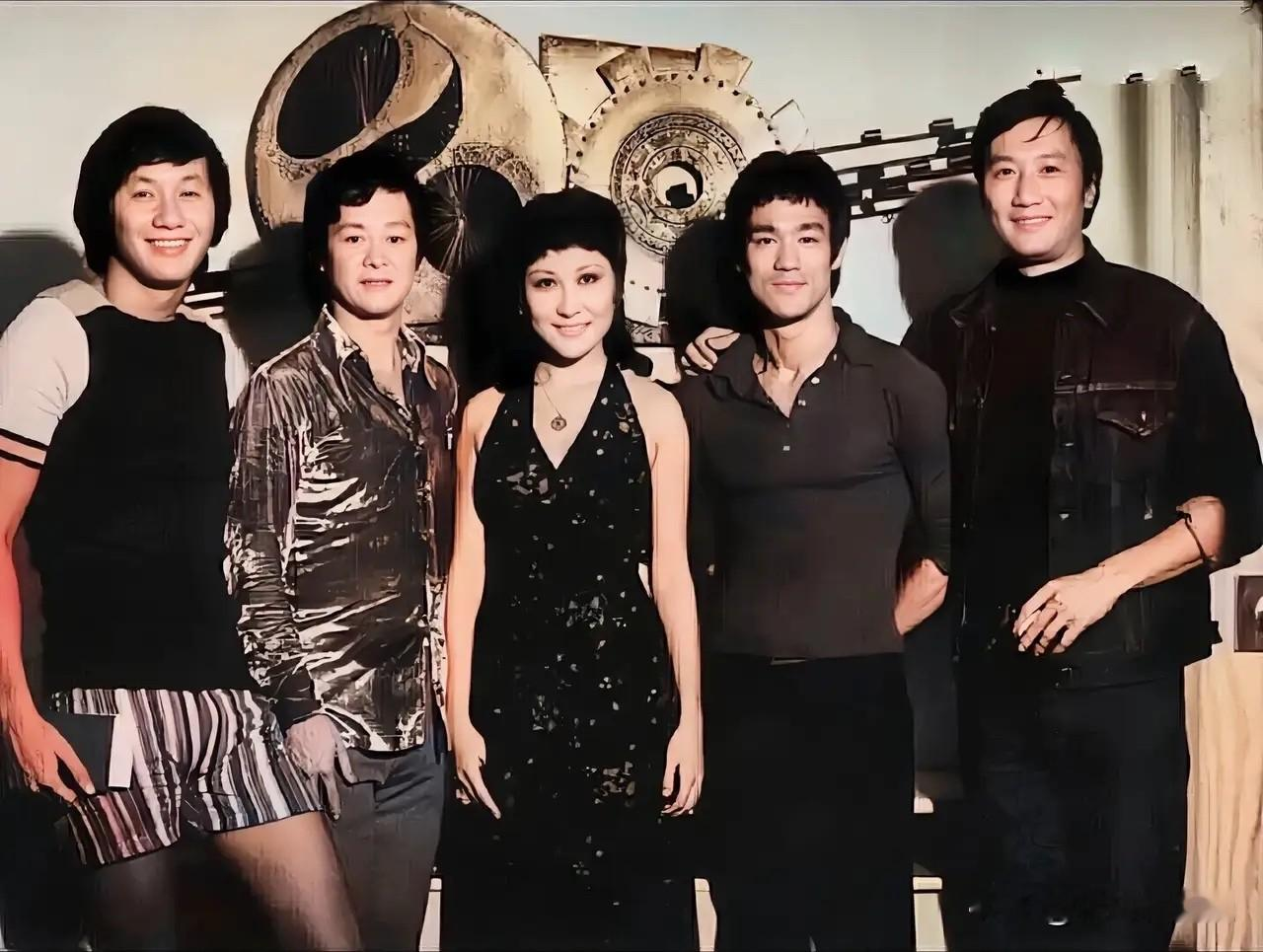 1972年香港这张神仙合影，五人个个都是当年港圈的风云人物。 

最左边许冠杰，初代粤语歌神，笑容阳光，开创粤语流行乐的传奇；第二位小麒麟，李小龙的挚友，身手不凡，忠厚仗义；中间丁佩，明艳动人，气质大方，是当年极具辨识度的女演员；第四位李小龙，一身精气神，凭一己之力把中国功夫推向全世界；最右侧谢贤，