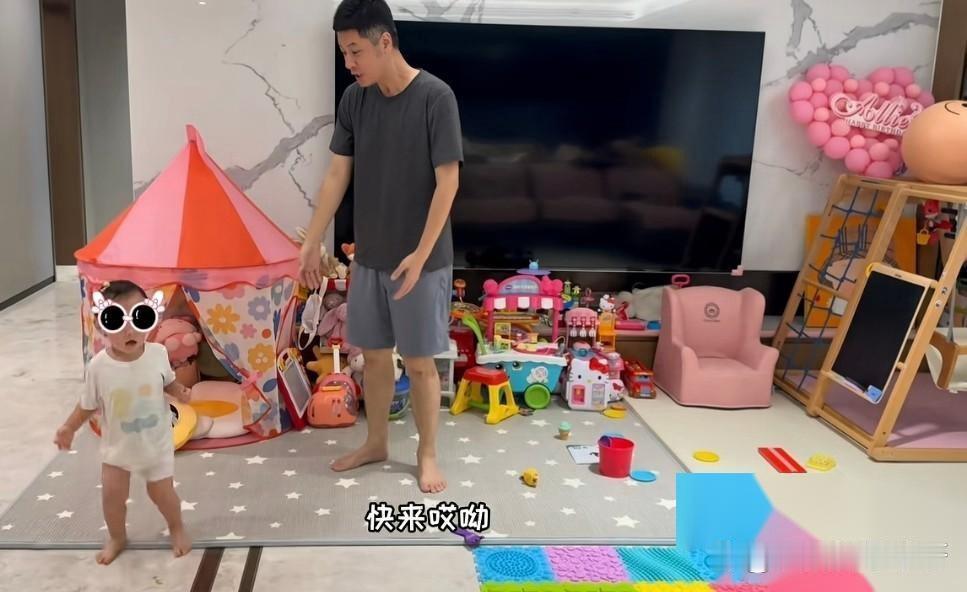 任重的妻子孙骁骁晒出了夫妻俩在重庆居住的房子内景：整个客厅随处可见3岁女儿的日常用品，电视机前堆着满满当当的玩具，爬爬垫上摆着小朋友专属的小帐篷、小沙发，窗边挨着放了攀爬架和儿童书柜，家里几乎被各式各样的儿童用品填得满满当当。照这情形看，等几个月二胎宝宝出生，家里压根不用额外添置 ​