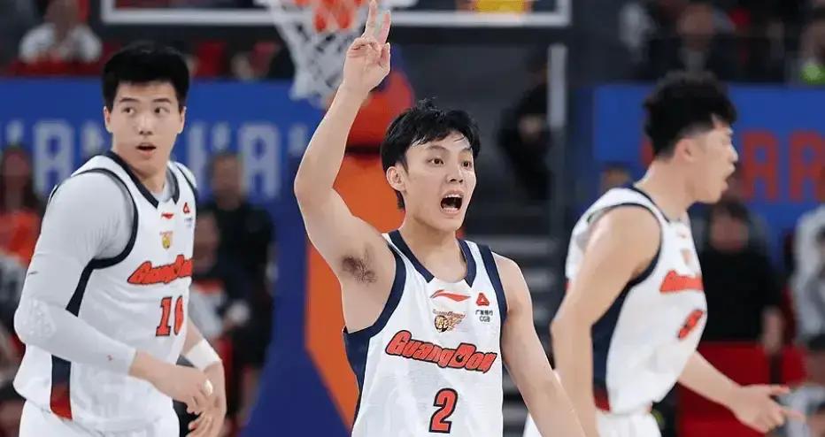 上海男篮这波操作，真挺让人琢磨的。
比赛刚结束，大家伙还没散场，上海队主教练卢伟在场边直接给李添荣上起课来，那话说的特别直接，大概意思就是：最后一球盯着徐杰打就行了，传什么传，干就完了。
说白了，就是逮着徐杰这身高吃亏的点，死命往里捅。
不少球迷看完这一幕直接炸开了锅，有人翻旧账，觉得这是卢伟