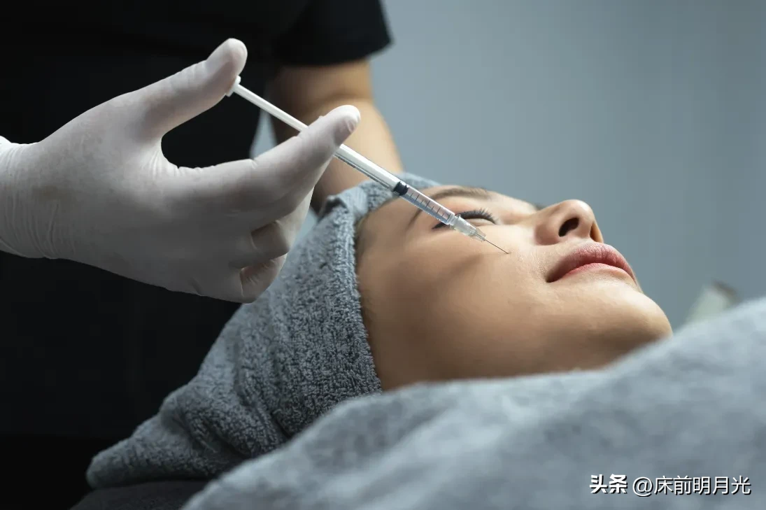 “死人皮”打进活人脸？38岁女子涉嫌非法将人体器官作商业交易！！
 
你敢信？现在的医美内卷，已经疯狂到提取死人皮肤组织，注射到活人脸上！
 
近日香港卫生署联合警方展开突击清查，突袭尖沙咀、旺角多家隐秘医美黑工作室，查获一起骇人听闻的非法医美大案。现场缴获20支网红违禁“尸皮针”，同时查出上百支管