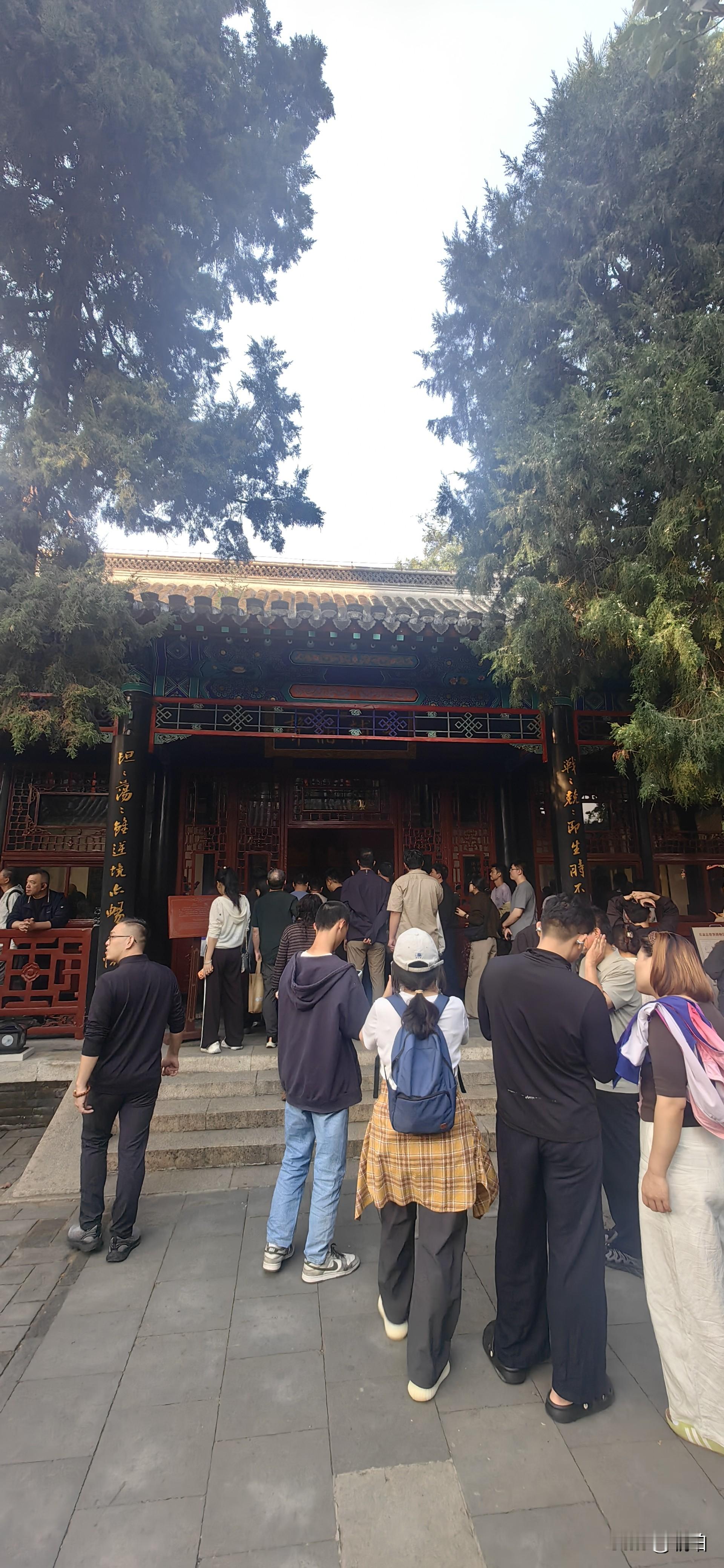 一座总督署，半部清朝史，保定直隶总督署，位于保定裕华西路，从雍正到宣统八代皇帝，64位重臣先后在这里办过公，曾国藩、李鸿章、袁世凯这些熟脸全在名单里。
整个院子严格按着清代官署规制来，中路的大堂、二堂、三堂顺着南北中轴线排得整整齐齐，大堂前那座“公生明”木牌坊，还是黄庭坚的手书刻上去的。当年直隶管着