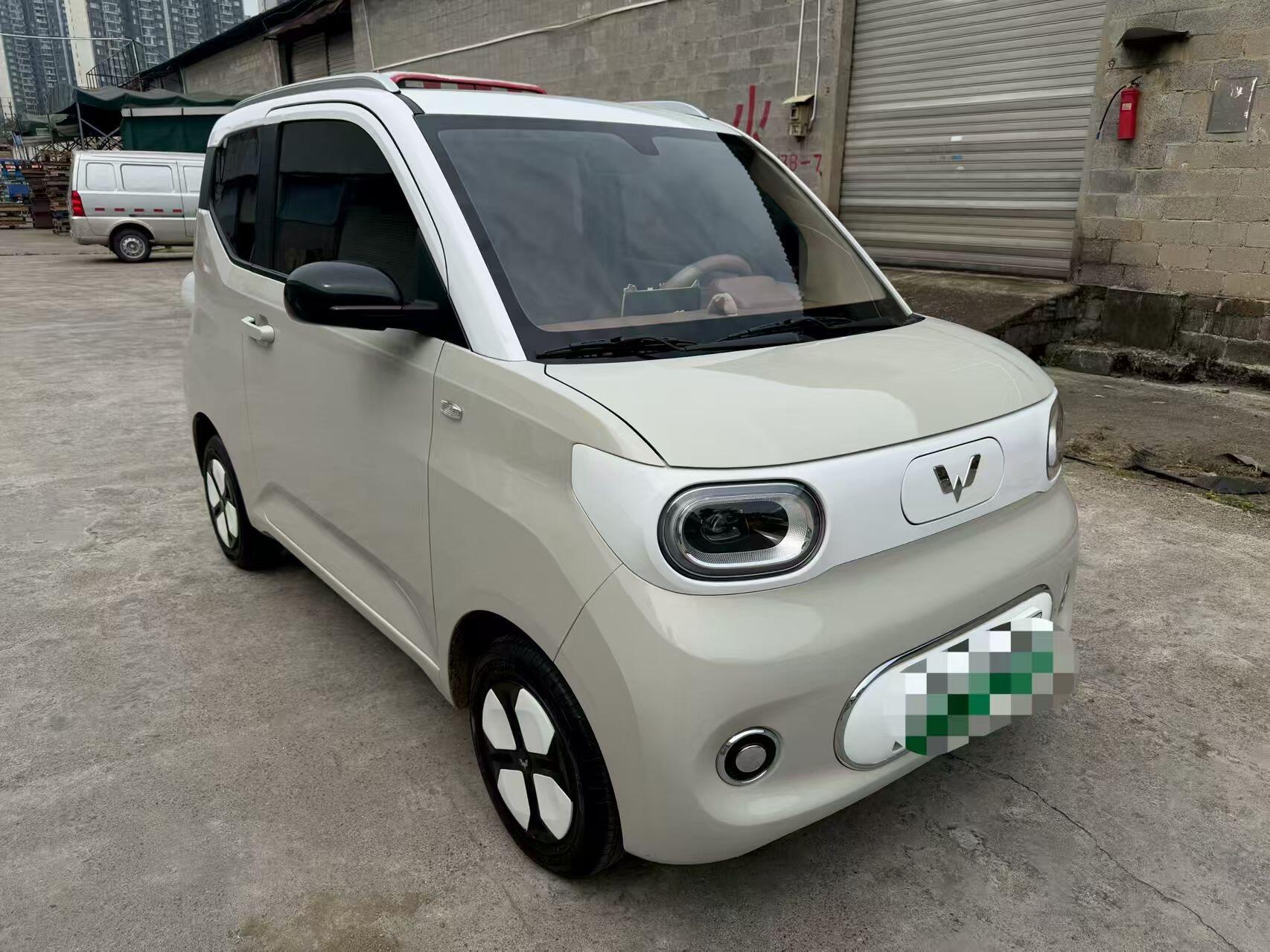 宏光 MINIEV：代步电车的保养，别按大电车那套来
宏光 MINIEV 这种短途代步电车，保养逻辑和大尺寸纯电车完全不同。首先它没有高压复杂冷却系统，电池是风冷，所以不用考虑冷却液更换，保养项目比大电车少得多。主要养护就几项：12V 小电瓶负责全车用电，因为车小电瓶容量也小，长期不开的话两周充一次