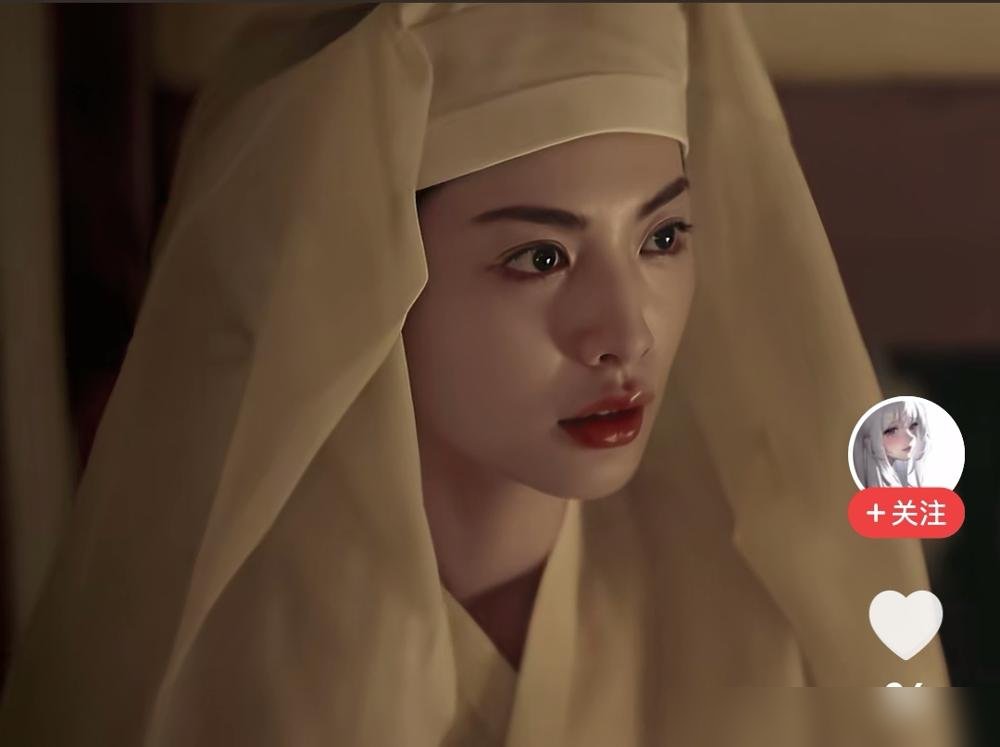 “连续三年全球最美”是假的，林珍娜本人刚为嘴唇道了歉。
营销号吹了十年的神颜，真相是TC Candler那个野榜她只拿过两次第一，2013年还是第二。这榜给钱就能上，早被扒烂了。
结果今年她演Netflix古装剧，观众不买账了，说她嘴唇太厚、长得太现代，不符合古代背景。她直接回应：如果我的嘴唇让
