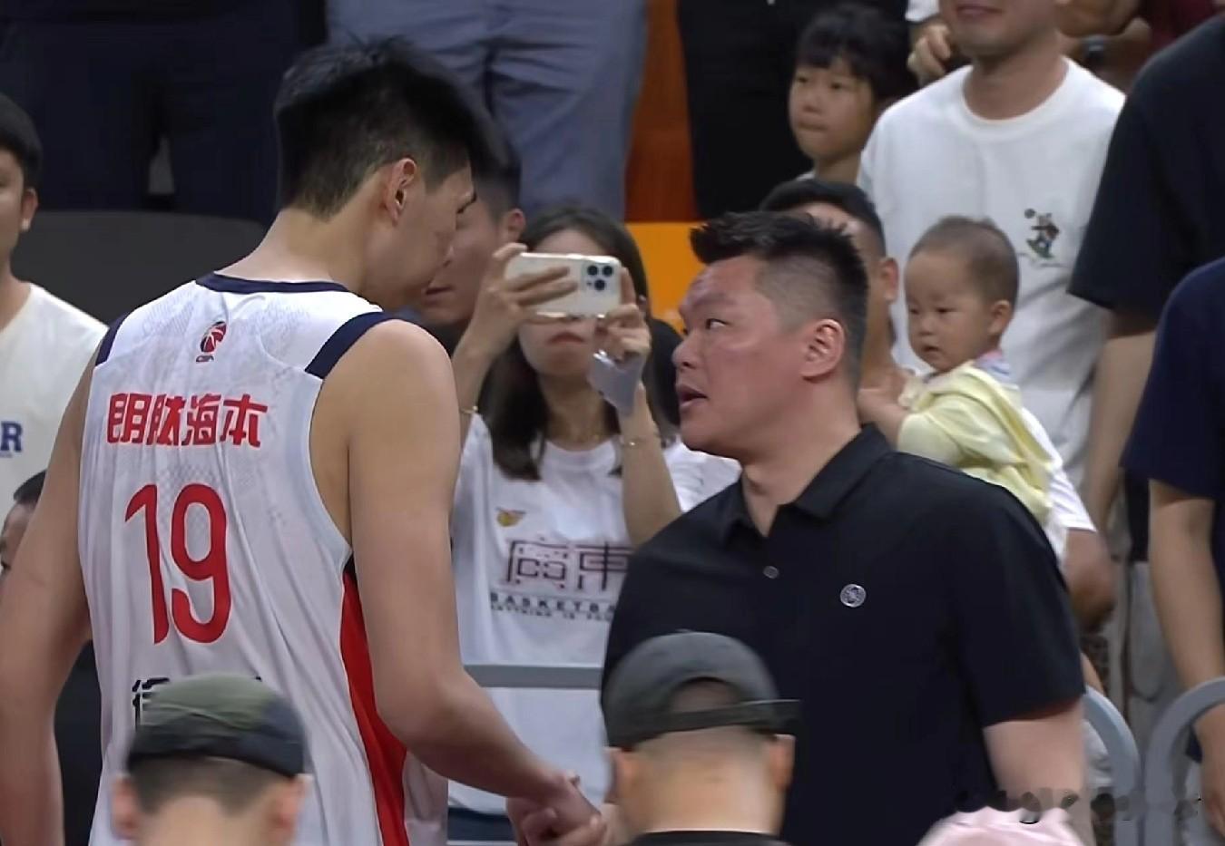 朱芳雨赛后开会。 广东男篮在主场输给广州男篮，季后赛0:1落后对手！有...