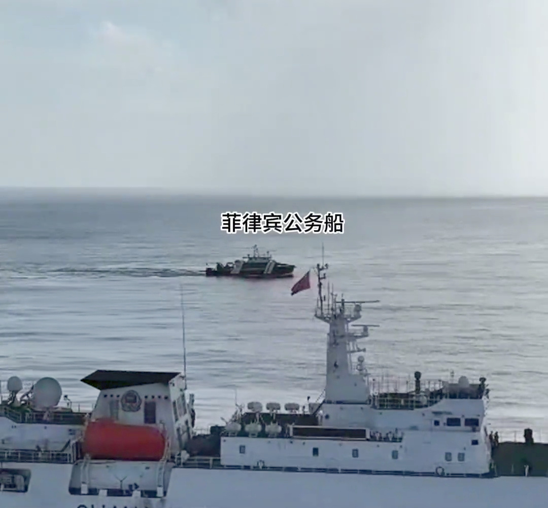 现场画面！菲律宾公务船侵闯黄岩岛海域太猖狂了！   仁爱礁海域的冲突刚...