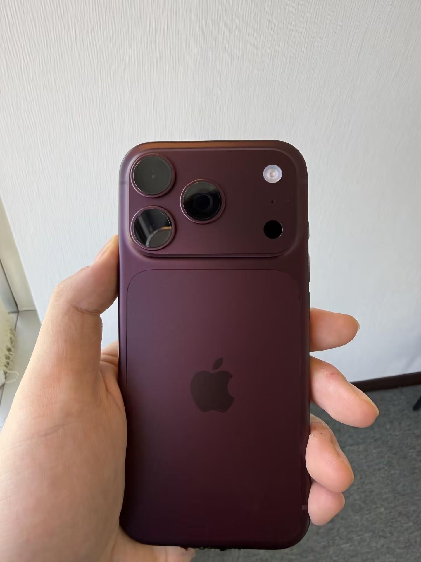 iPhone 18 Pro、18 Pro Max今天正式开售，首批用户也开始陆续收货了。这一代我觉得有几个升级，是真的比较容易被直接感知到。

先是影像。iPhone 18 Pro这次影像规格继续往上堆，尤其是主摄和长焦的实际拍摄体验，拿到手机出去拍几张照片、录一段视频，很快就能知道升级到底有没有落到体验上。对于经常 ​