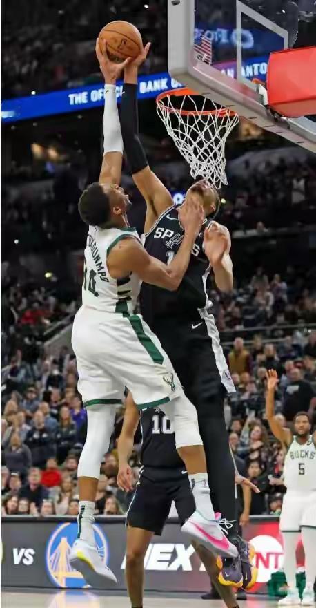 实话实说，像文班亚马这样的球员待在篮板下，别人真的没法玩，吃他帽不算是...