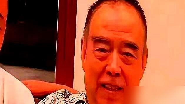 74岁的陈凯歌，端着一盘菜从厨房走出来，陈红在后面擦手。三亚的豪宅里，没请阿姨，饭自己烧，碗自己收。
身家几十亿，日子过得像普通工薪家庭。两个儿子从小被扔去吃苦，陈飞宇拍戏受伤不敢喊疼，陈雨昂读书读到凌晨是常态。
别人问图什么，陈凯歌就一句：家里没闲人。
那边《志愿军：浴血和平》刚下映，五年拍