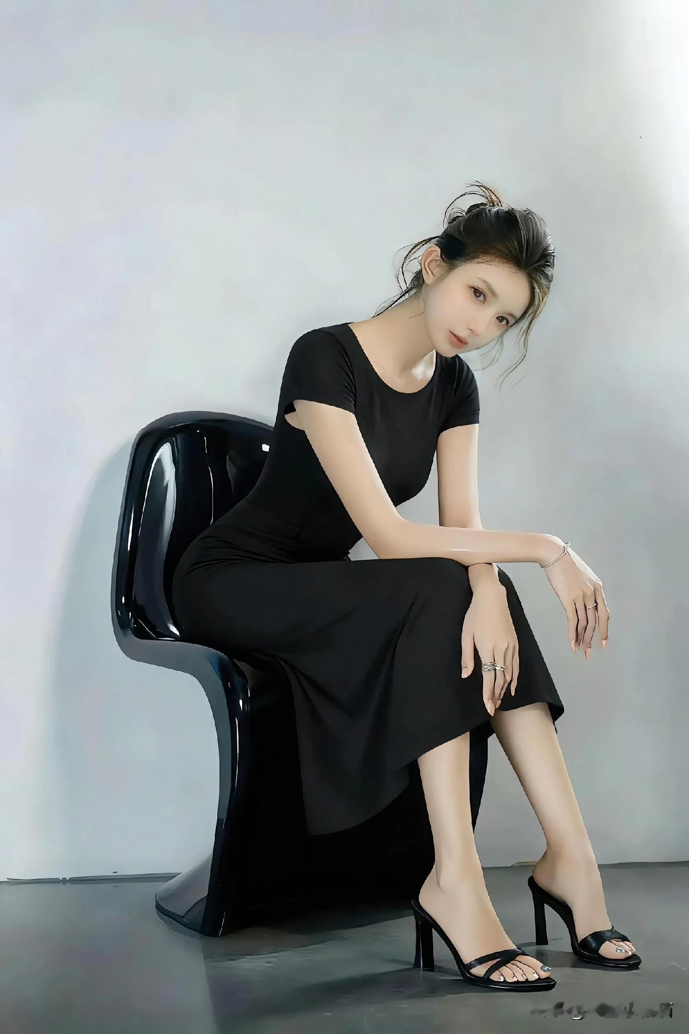 优雅黑裙，气质满满，坐享宁静时光