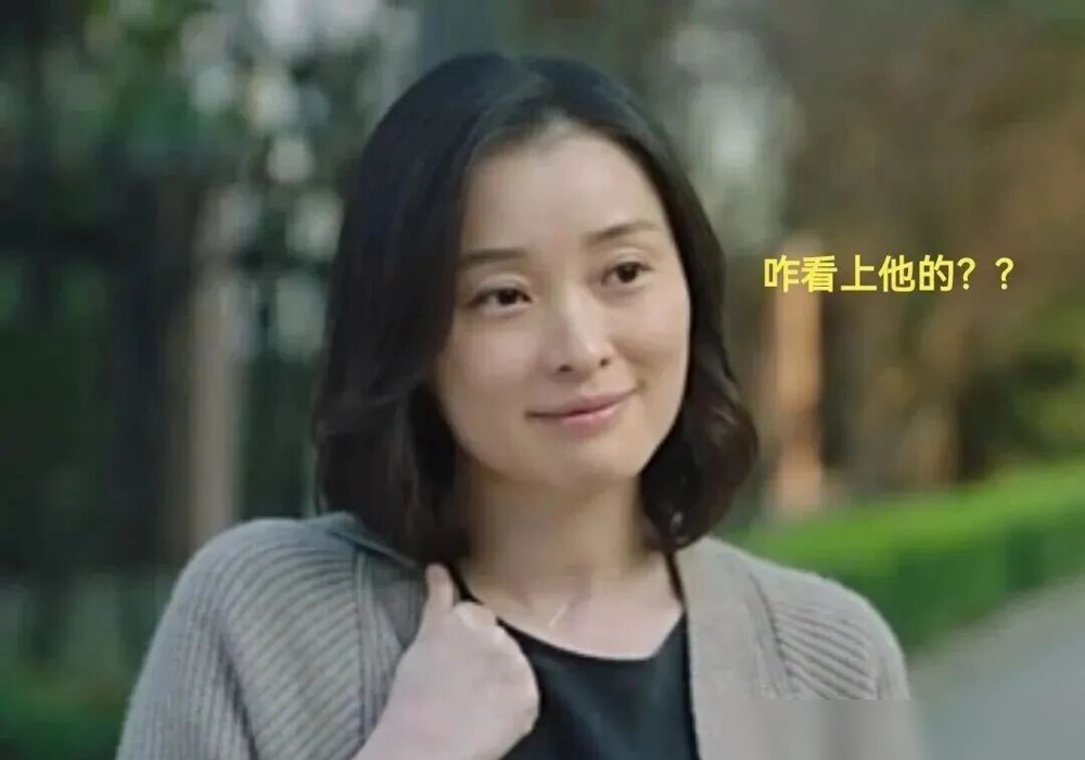 雷佳音顶着及肩卷发、圆框眼镜坐进网球看台，第一眼没人敢认。
10月16日上海大师赛，他和老婆翟煦飞同框，镜头扫过去，活脱脱一个发福版刘震云。长发、胡茬、脸圆了一圈，跟《我的前半生》里那个清爽陈俊生，判若两人。
更绝的是，没人知道他这是图啥。新戏没官宣，工作室不吱声，网友在济州岛、超市、街头拍到的