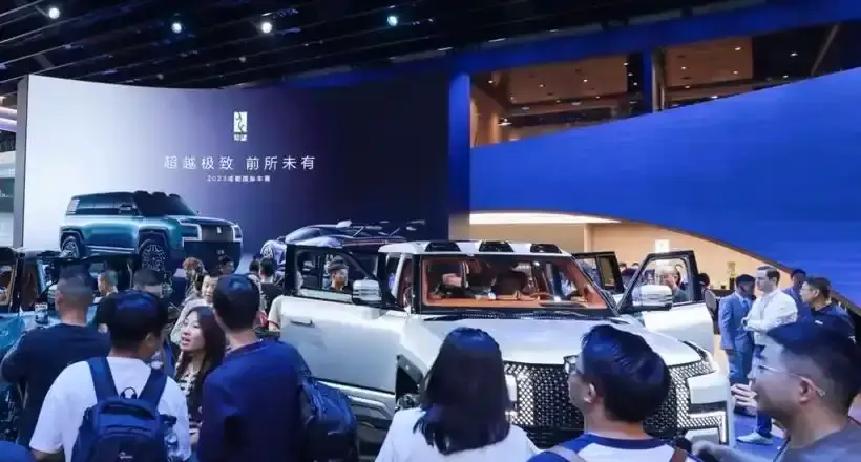 2026年成都国际车展，十大大牌集体缺席：

1、保时捷没来

随后缺席名单还包括劳斯莱斯、宾利、兰博基尼、玛莎拉蒂、雷克萨斯、捷豹路虎、英菲尼迪、特斯拉和路特斯，展馆里最抢眼的风头，落到了国产品牌的新车身上。

这事儿有点像商场换了主角，过去大家先看车标，再看配置；现在不少人站在车前，先问一句，能