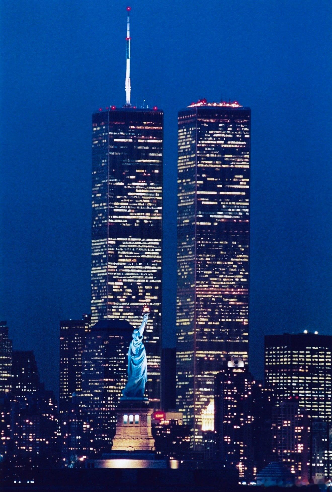#美国911事件25周年#今天是911事件25周年纪念日。2001年的事件改变了世界历史的进程，并客观上加速了中国加入WTO。冷战结束之后，美国开始全面主导全球化进程。通过经济全球化中的不等价交换吸收了大量外汇储备，并通过本国金融服务业的创新制造了巨大的金融和房地产泡沫。911事件之后，一方面，美联储 ​