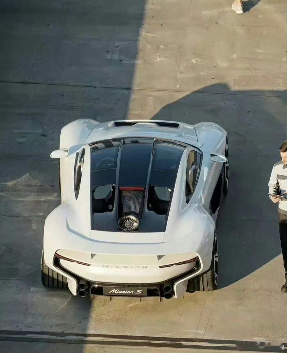 曝光的保时捷 Mission S 实车图显示，新车采用低矮宽体车身，前舱盖设有导流开孔，车侧带有大尺寸导风槽，车尾中央能看到圆形风扇结构，下方是扩散器和四出排气，尾部标有 Mission S 字样。#保时捷MissionS曝光# ​