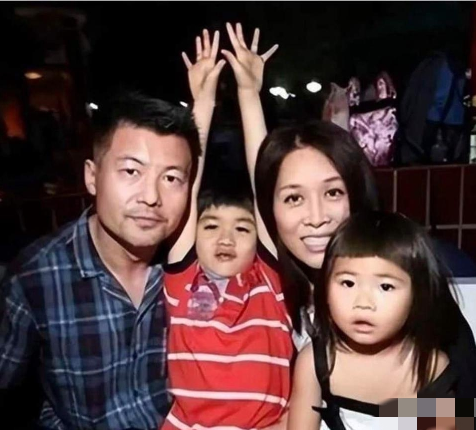 那英一家三口