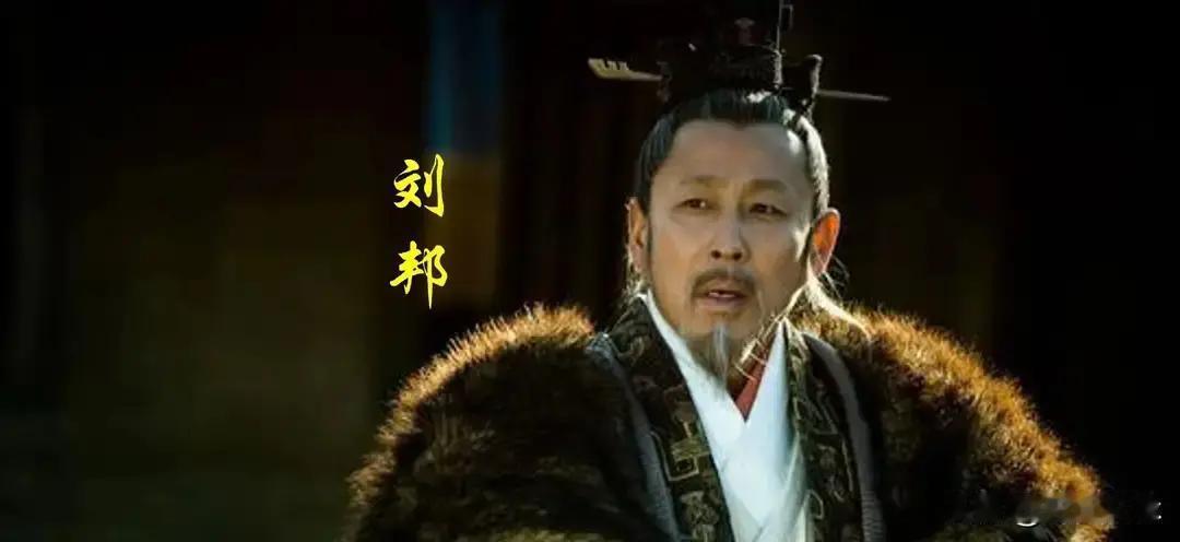 刘邦临终前，死死拉着吕雉的手叮嘱：“我死后，满朝文武你皆可杀，唯独这一人，你绝不能动分毫！” 吕雉满脸错愕：“连韩信、彭越我都除了，还有谁是我动不得的？” 刘邦喘着粗气，一字一句砸出来：“此人若死，你吕氏全族，必被满门抄斩，刘家江山也会跟着覆灭！”

吕雉的手被刘邦攥得生疼，她心里却一片冰凉。刘邦的
