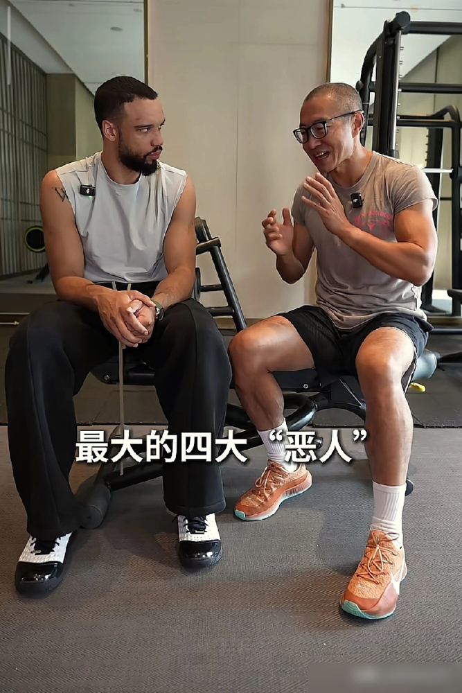 狄龙眼中的NBA四大恶人，第三四名太意外！
狄龙布鲁克斯最近在中国参加各种活动，于嘉也采访到了这位NBA恶汉，当被问及谁是NBA四大恶人的时候，前两名不意外，第三四名真的没想到。
第一名他毫不客气地排了自己，第二名则给了追梦格林。这两个名字一出来，大家都会心一笑，确实是实至名归。但紧接着他说出的