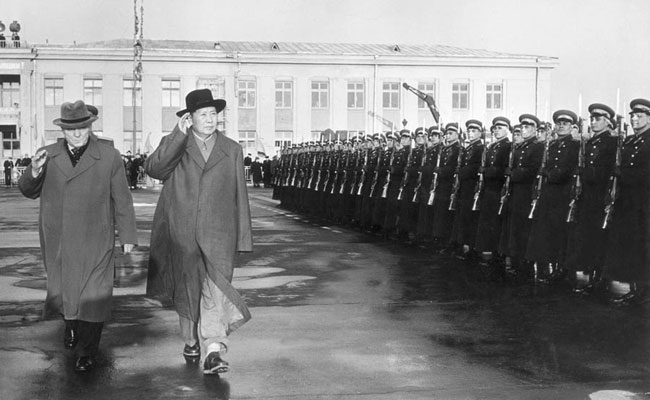 1957年，毛主席检阅苏联仪仗队，大衣翩跹，步履矫健，挥手向仪仗部队致意，这气质