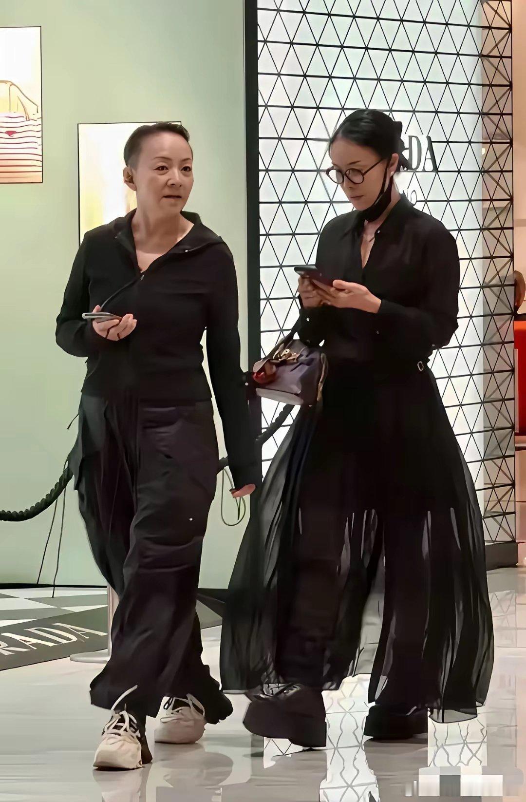 65岁宋丹丹晨跑，双腿又白又直、体型就像二三十岁！
站在宋丹丹身旁的是好友李静，她的年龄比宋丹丹还小一些，但身型明显没有那么挺拔。
李静穿百褶裙，戴着遮阳帽，感觉又老又黑的。
两个人站在一起，差别蛮大的。只能说宋丹丹保养太好了，这个体型好多二三十岁女生都自愧不如！ ​