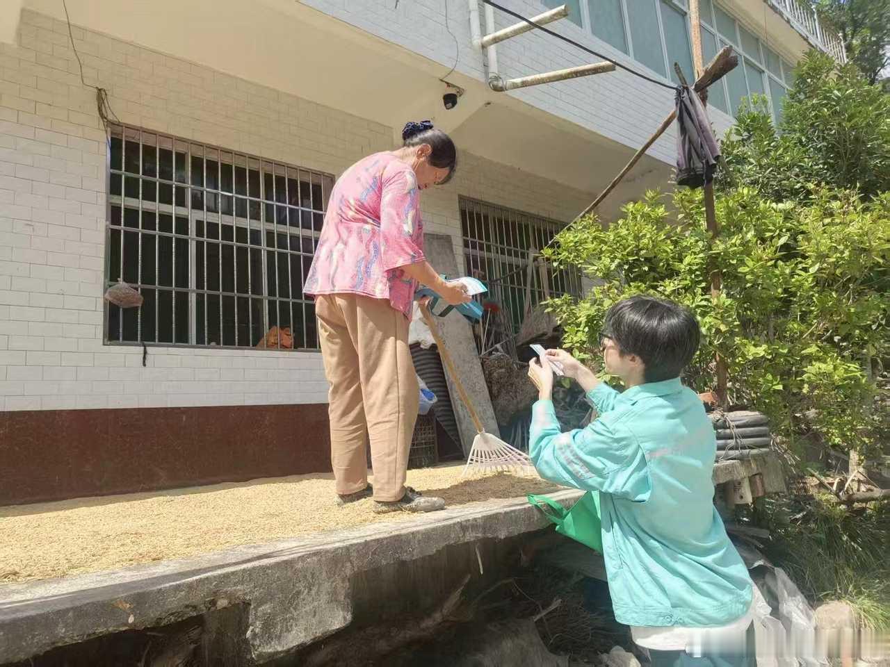 #双满意在行动##万家灯火掌灯人#【宁强公司：金秋走访送服务 电力护航丰收季】金秋时节，五谷丰登，正值秋收农忙季节。10月9日，宁强公司工业园区供电所工作人员深入辖区乡村农户家中，开展秋季安全用电走访。工作人员走进农户院坝和晒谷场，与正在农忙的村民面对面交流，发放印有“ ​