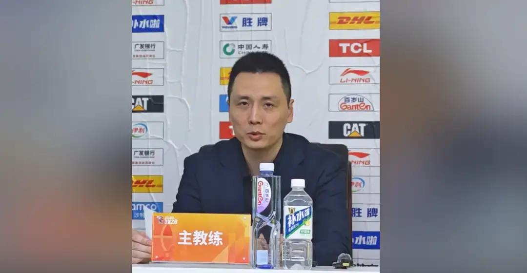 赢了球还要被扣上打假球的帽子，卢伟这次算是见识到什么叫无理取闹了。
上海男篮打广东这一场，前三节简直杀疯了，分差一度拉开到30分以上。可谁能想到，第四节上海队单节打出个17比34，最后就赢了12分。
哨声一响，某些极端球迷不干了，直接在网上嚷嚷着要向管理层实名举报卢伟，甚至咬定他在配合盘口控分。