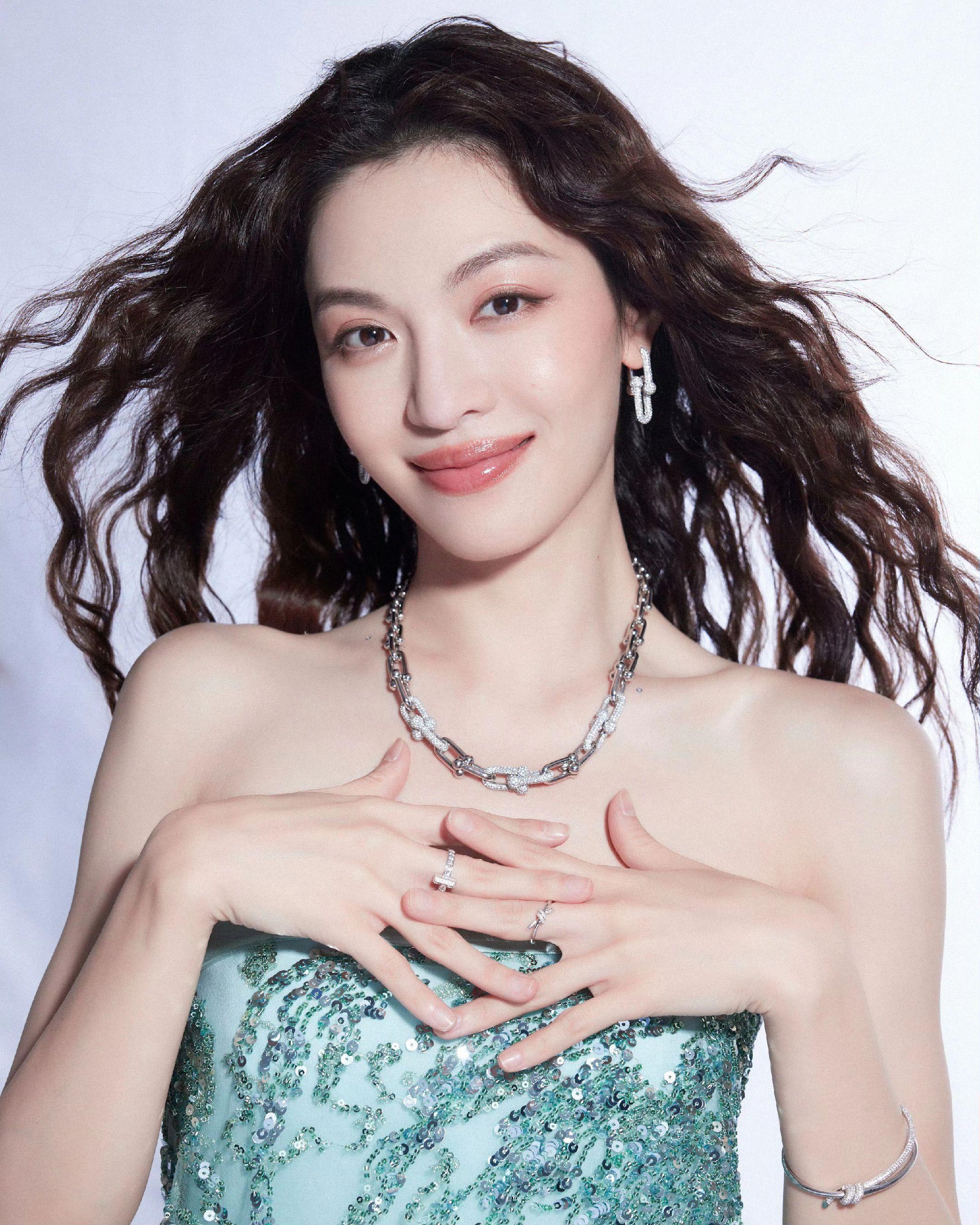 原来钟楚曦写得一手好字，笔墨开阔，不愧是临汉碑多年的练家子！

谁能想到，荧幕里风情万种的钟楚曦，私下还是一位书法爱好者。
 
对于书法好坏，每个人的审美都不同。有人偏爱随性的风格，有人钟情传统碑帖。今天聊聊钟楚曦的书法。
 
不看不知道，看过她的作品着实让人眼前一亮。
以前只觉得她长相辨识度很高，