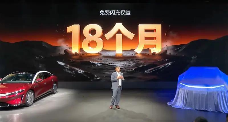 #新车速递#【#2026成都车展#比亚迪大汉预售价24.99万元起】在今日开幕的2026成都车展上，比亚迪大汉正式亮相并开启预售，新车共推出3款车型，预售价24.99-29.99万元。比亚迪大汉定位王朝网旗下全新D级旗舰轿车，提供纯电和插混两种动力，纯电车型最大CLTC续航可达1008km。
车身尺寸方面，新车长宽高分 ​