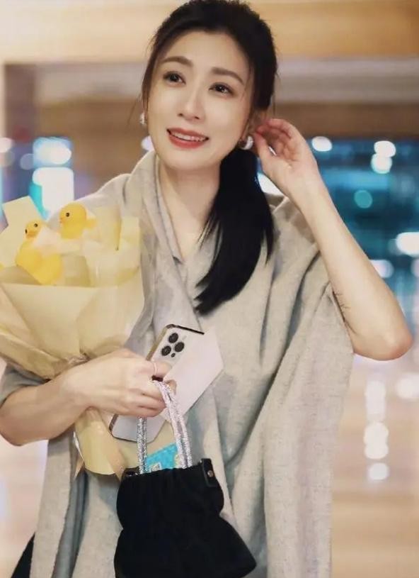 贾静雯在荧幕上再怎么杀伐果断，一脚踩进婚姻里，挑伴侣的眼光还是让人捏把冷汗。
大家都以为她二婚总算是苦尽甘来。
修杰楷那些年在镜头前把居家好男人、神仙后爸的人设立得极稳，做饭带娃、轻声细语，全网都在夸她终于找对了依靠。
谁能想到，私底下的风波一爆出来，滤镜碎得稀里哗啦。
惹出规避服役的麻烦，
