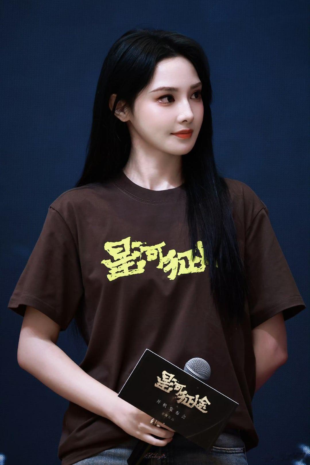 #彭小苒[超话]##彭小苒超话[超话]#  pxr#彭小苒朝无念#  pxr#朝无念#

 盛不盛开，花都是花，那片海的浪不会停，我对你的爱也是.

​