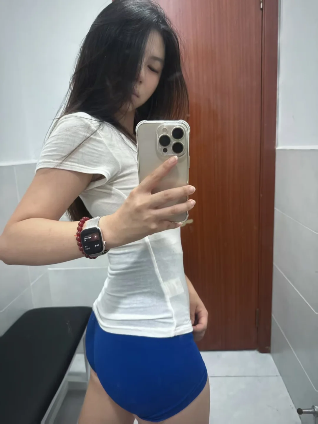 克莱因蓝短裤太戳我了，真的巨显臀！！