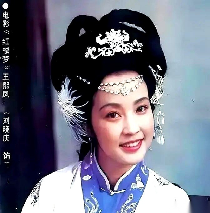 离婚36年后，陈国军在节目录制现场当众喊刘晓庆“最爱的女人”。
他的现任妻子傅丽云当时就坐在台下，默默攥紧手里的水杯。
75岁的刘晓庆转身扎进了10部短剧的拍摄任务里。
你看这事儿有多荒唐。
一个男人，在聚光灯下红了眼眶，哽咽着对三十多年前的前妻诉说爱意。
他大概是完全沉浸在自己营造的“深情”里了，