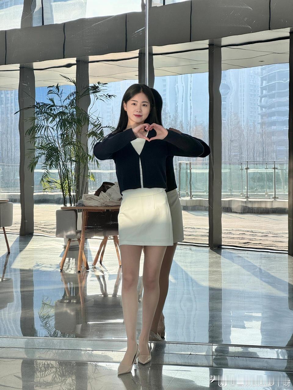 说到最美少妇，高束乌发展露光洁额头，利落洒脱；娇艳嘴唇散发中性韵味，肢...