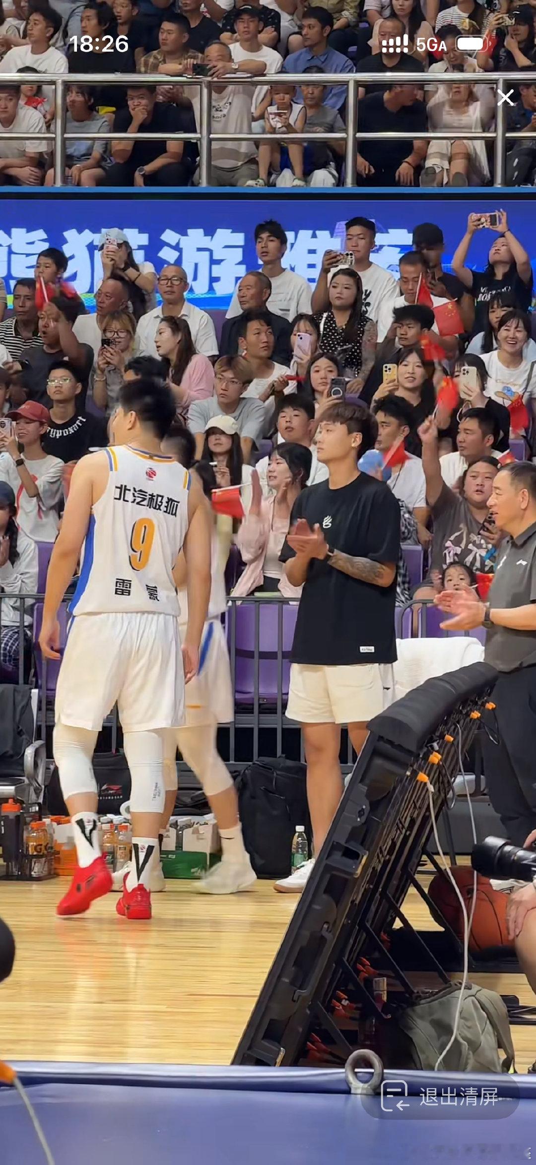 #赵睿[超话]#  不打站那也帅，瘦了好多呀！ ​