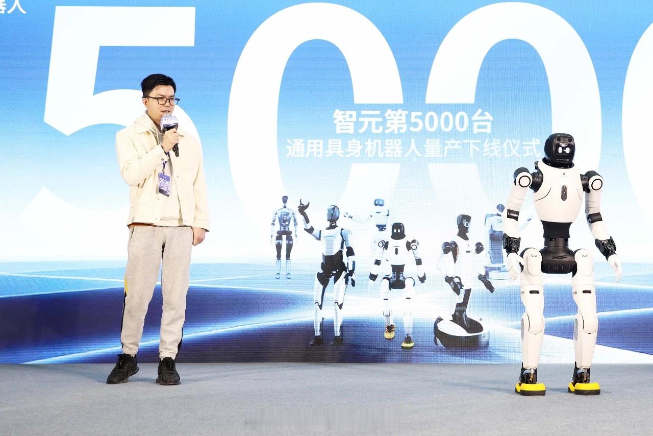 【稚晖君捐赠价值超千万元机器人】9月28日，电子科技大学建校70周年之际，智元机器人联合创始人彭志辉、邓泰华捐赠超过100台、总价值超千万元的人形机器人和全套软件开发资料，供师生开展前沿课题研究。

彭志辉在演讲中告诉学弟学妹，“AI让答案变得越来越便宜，但它会让好的问题变得越来越珍贵，让判 ​