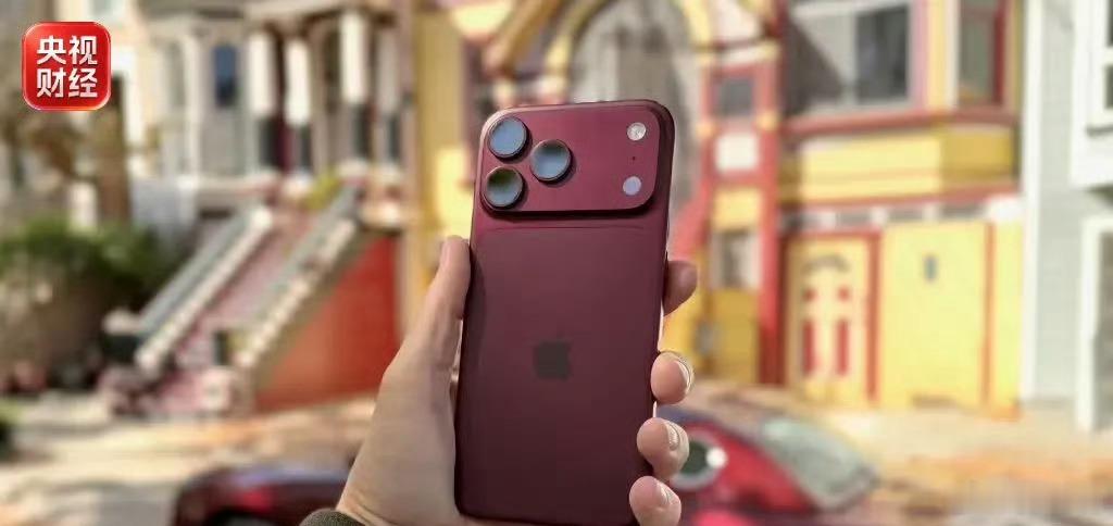 苹果这次直接承认iPhone 18 Pro Max有缺陷，果粉还没上阵呢，怎么自己先投了？

部分美版iPhone 18 Pro Max会出现蜂窝网络故障。这些受影响的机器连上AT&T网络后，蜂窝信号直接失效，电话打不了、移动数据用不了、短信也发不出去，只能靠Wi-Fi撑着。

苹果已经推了系统更新，想拦住故障继续扩散，但那 ​