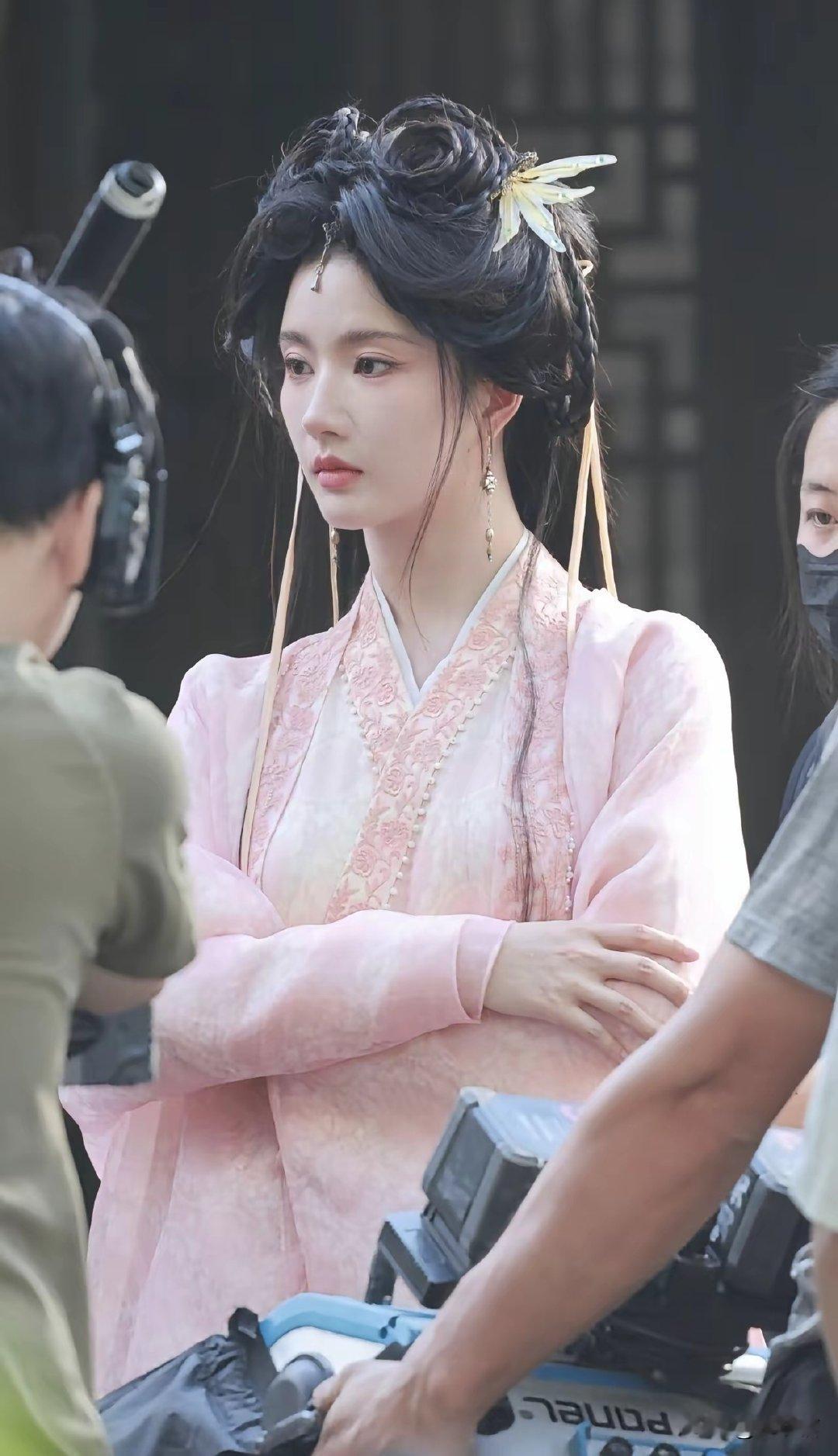 看到刘些宁进组了郭敬明的新剧百妖谱，路透造型一出，直接被美女的发型惊到 ​