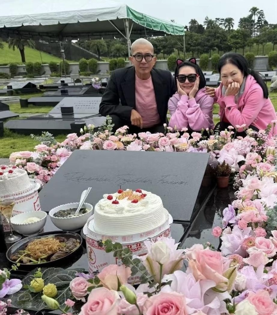 人走了，生日还过吗？小S用行动回答：过，还得按她喜欢的方式来。

大S离开后的第二个冥诞，小S、S妈、具俊晔，还有陈建州范玮琪两口子，全员一身粉色现身墓园。现场摆满粉色鲜花，蛋糕、香槟，外加几样大S生前爱吃的菜，一样没落下。一群人围着墓碑又哭又笑，聊的全是当年的事儿，好像她只是出了趟远门，晚点就回来