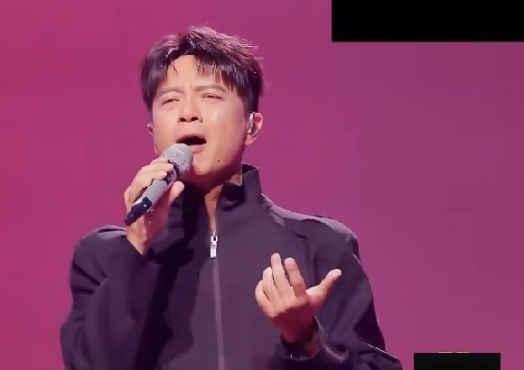 音响没坏，坏的是某些人的现场。李克勤一开口，弹幕瞬间安静了。
《湾区升明月》请他，明眼人都懂。别人唱，弹幕刷“设备翻车”；他接麦，全场才反应过来——原来话筒没问题。换气稳、音准狠，跟放CD一样。
唱歌就是他的工作，不演戏、不炫技、没绯闻，家庭和睦。从香港到内地，“CD勤”这名字，靠的是真本事。
你身