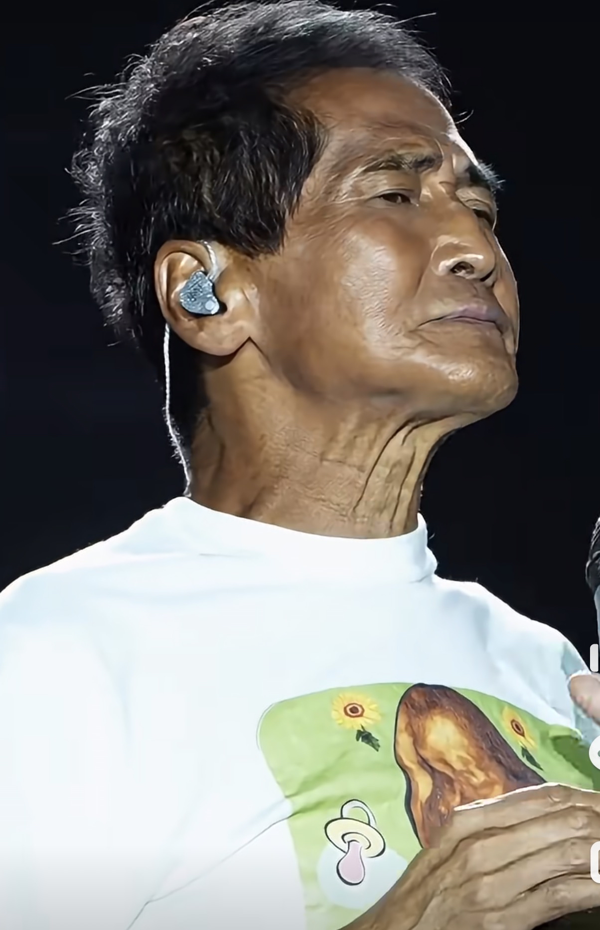 齐秦60年生人，今年66岁，可是他的模样看起来比普通人还显老，她的老婆据说还是个富二代，那么有钱状态看起来怎么这么差，可能是皮肤太黑了看起来好诡异，王祖贤看到了估计都后悔死了，在他身上浪费15年的光阴，结果居然是个大渣男。