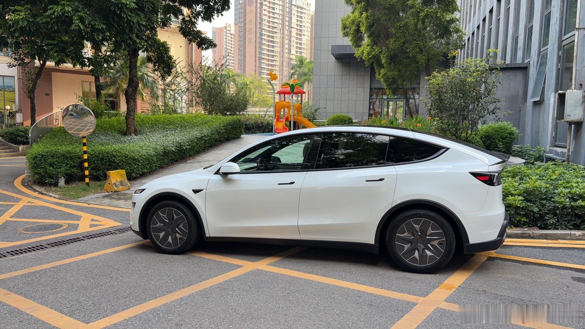 开始开特斯拉，上班通勤第 2天，市内通勤路况，跑了 3 次单程算下来 Model YL 的满电里程 662.5 公里。
三元锂平日充电到 80%，一般来说保留至少 20%余电，这样市内驾驶的可用最大里程就是差不多 400 公里。
目前一个对比以前的车让我觉得有点小惊喜的是，导航语音播报不会影响媒体音量，甚好！ ​