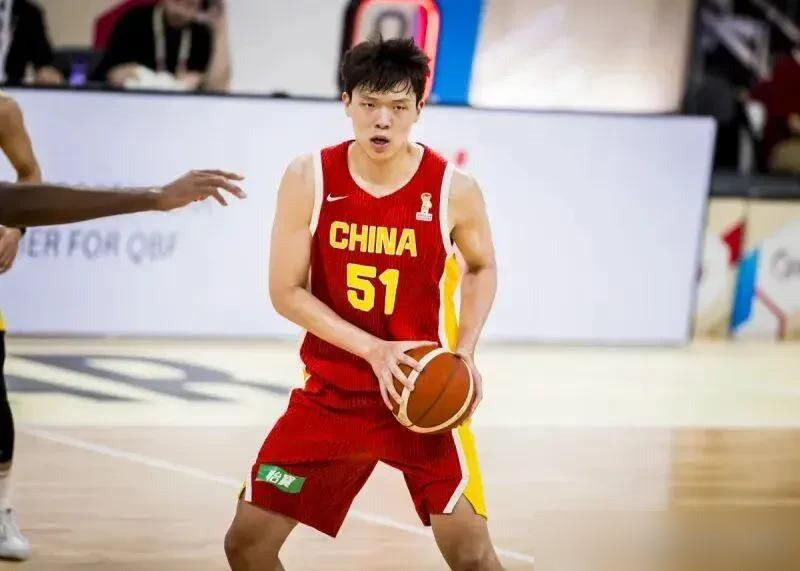 被韩国双杀的中国男篮，出线概率居然高达99%！
杨瀚森因开拓者NBA新赛季赛程和世预赛重叠，已经官方确认，缺席后续两个窗口期的全部四场比赛。教练组和球员达成一致，把个人长远发展放在第一位。
主要竞争对手黎巴嫩直接断了核心，主力后卫阿拉基7月遭遇左膝ACL撕裂，手术后要休战半年，铁定缺阵世预赛。作