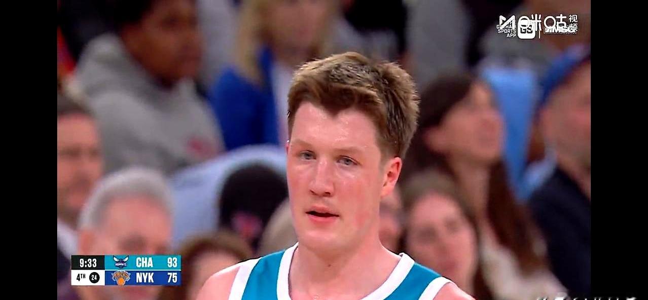 真是尴尬一幕：黄蜂下半场，鲍尔一次也没把球给克尼普尔，反倒自己连投四记...